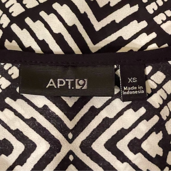 Cold Shoulder Abstract Print Top - Picture 7 of 11